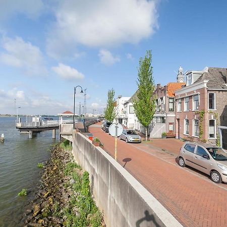 De Kapiteinshut Aan De Rivier Met Xl Ligbad En Sauna Lekkerkerk Eksteriør bilde