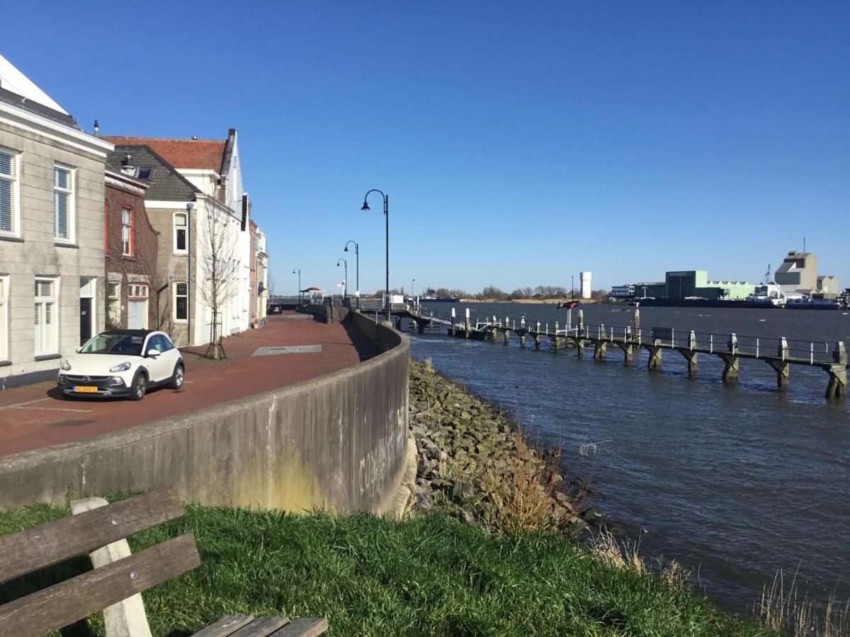De Kapiteinshut Aan De Rivier Met Xl Ligbad En Sauna Lekkerkerk Eksteriør bilde