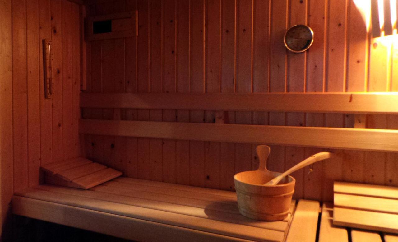 De Kapiteinshut Aan De Rivier Met Xl Ligbad En Sauna Lekkerkerk Eksteriør bilde