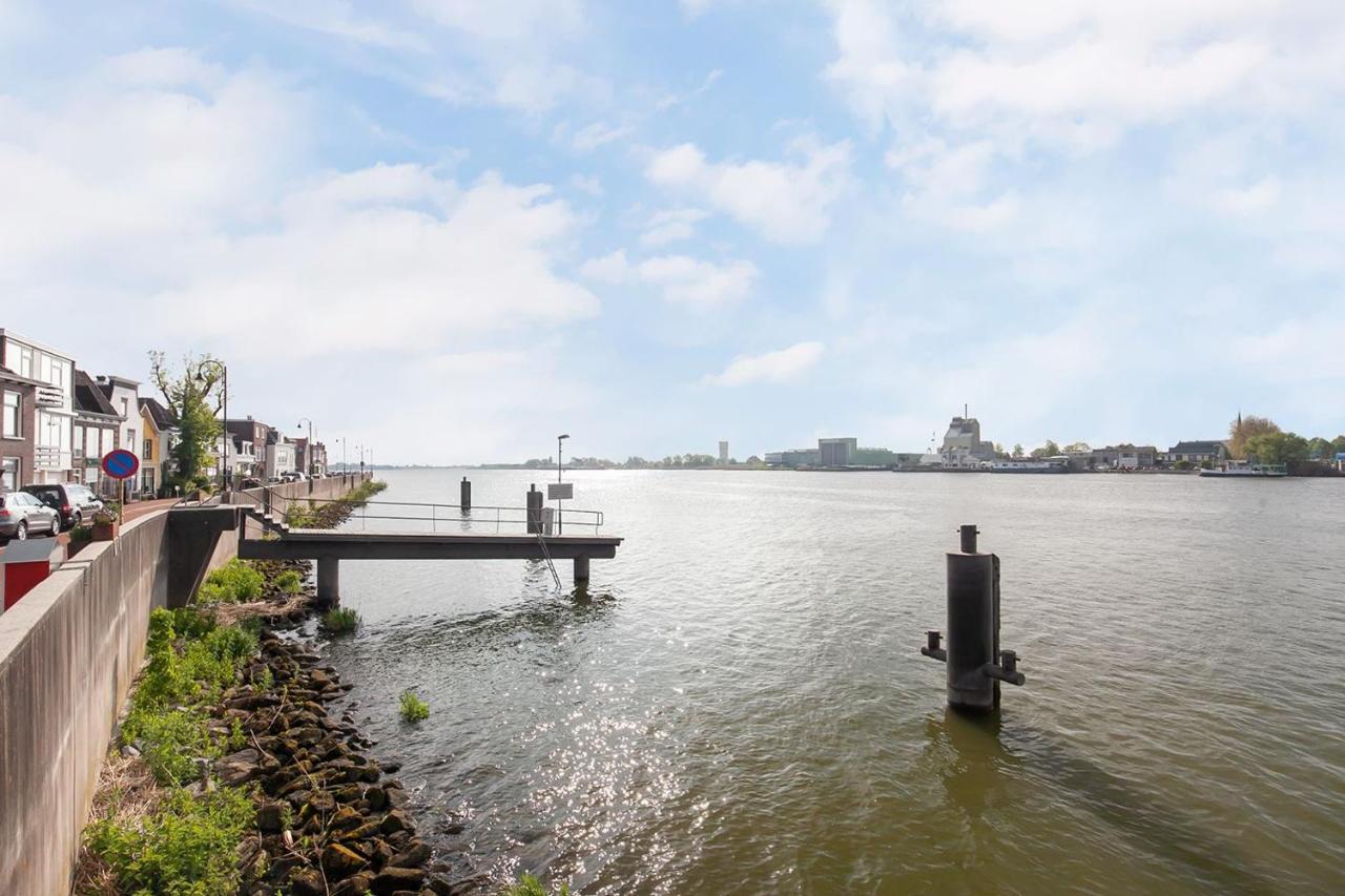 De Kapiteinshut Aan De Rivier Met Xl Ligbad En Sauna Lekkerkerk Eksteriør bilde